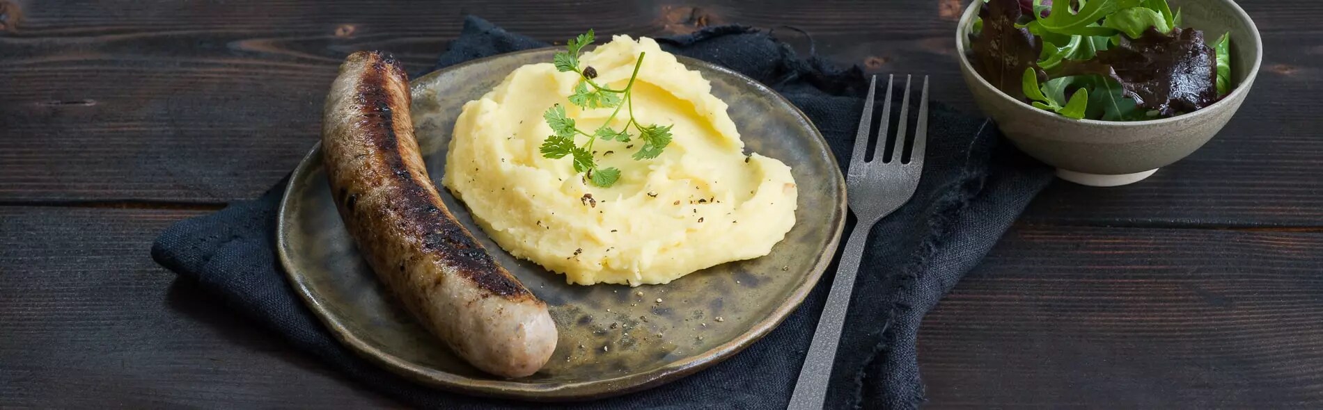 Saucisse de Toulouse, purée de pommes de terre, salade verte