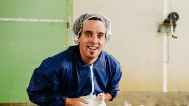 Maxime, éleveur de poulets Bleu-Blanc-Cœur à Chavagnes-en-Paillers (85)