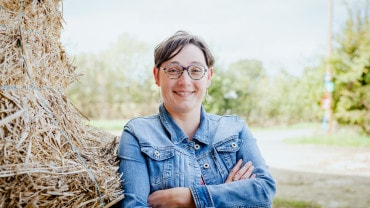 julie-canards-portrait-ferme-bottes-paille.jpg