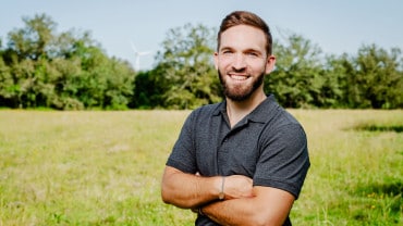 Thibault, éleveur de volailles à Louin (79)