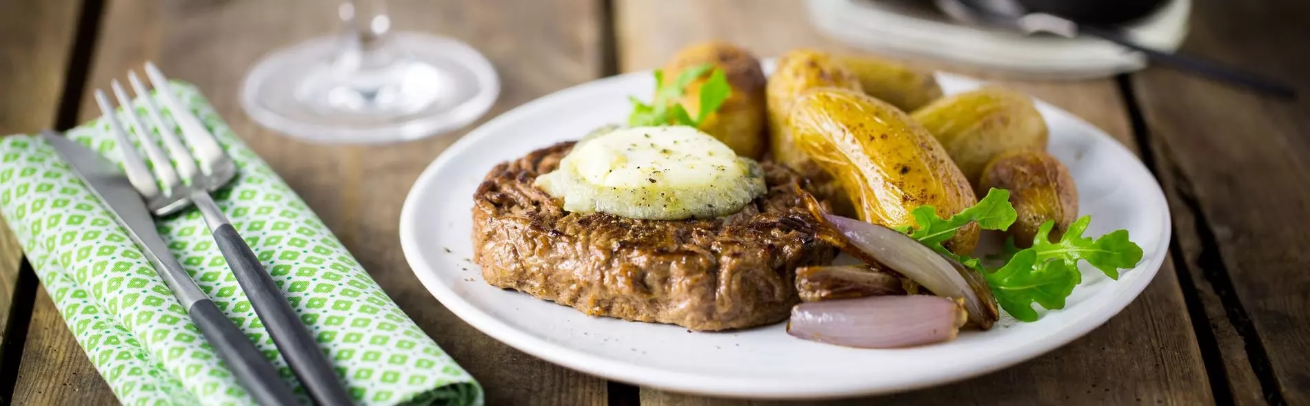 Recette Le Steak fromager, grenailles et échalotes rôties