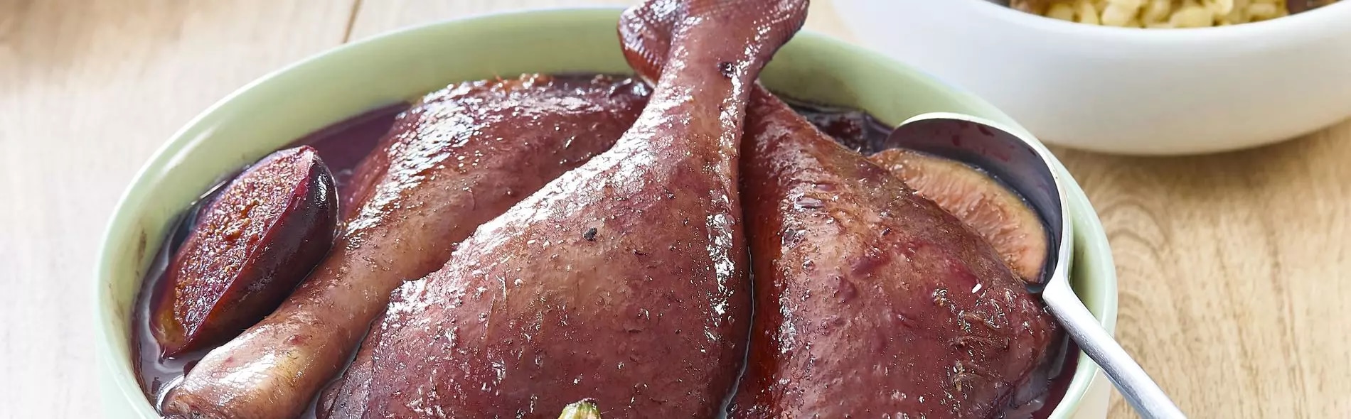 Cuisses de canard aux figues, blé et champignons sautés