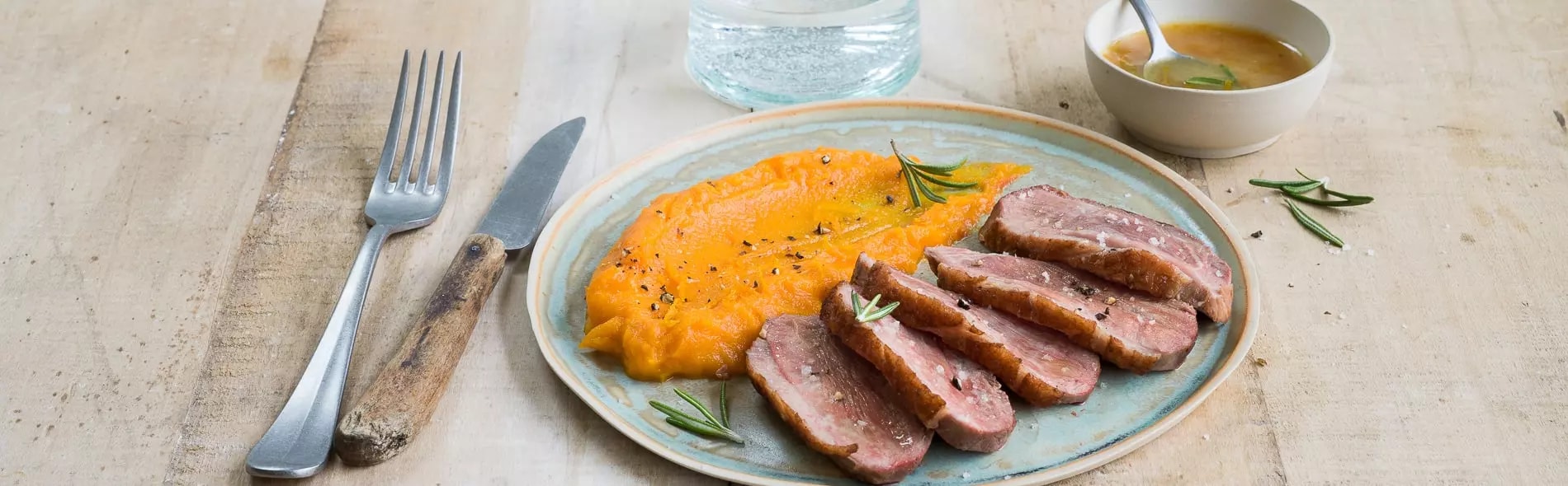 Filet de canard, sauce orange et miel, purée de butternut