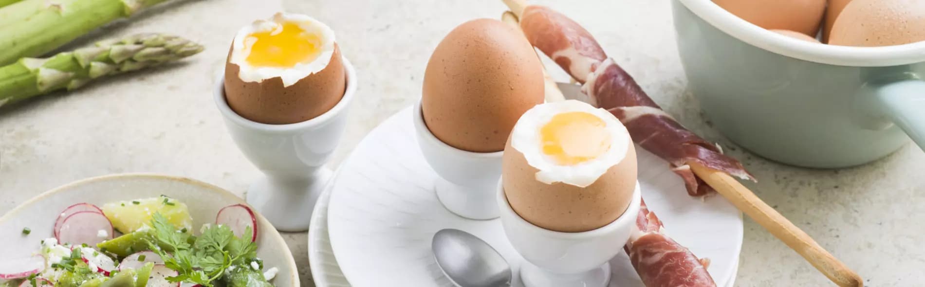 Œufs coque, mouillettes de gressin au jambon, salade d'asperges vertes