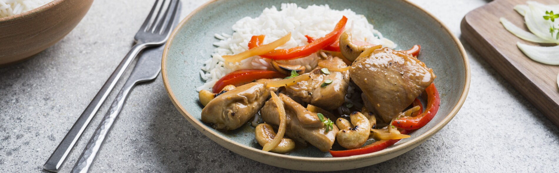 Sauté de dinde aux poivrons et noix de cajou, riz
