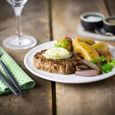 Recette Le Steak fromager, grenailles et échalotes rôties