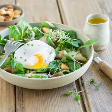 Salade de mâche, émincés de volaille et œuf poché