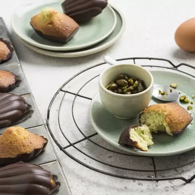 Madeleines pistaches glacées au chocolat