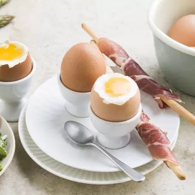 Œufs coque, mouillettes de gressin au jambon, salade d'asperges vertes